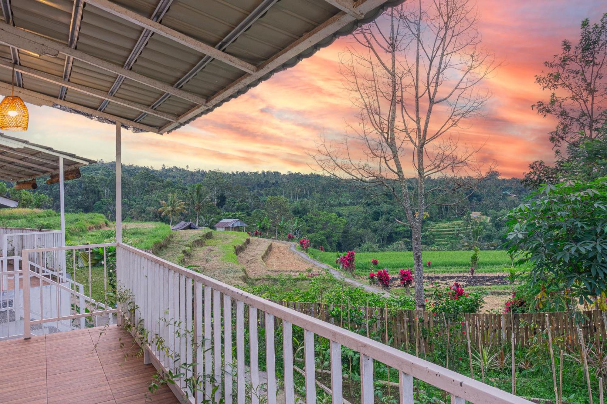 Santya Loka Lodge & Twin Waterfall ジャティルウィ エクステリア 写真