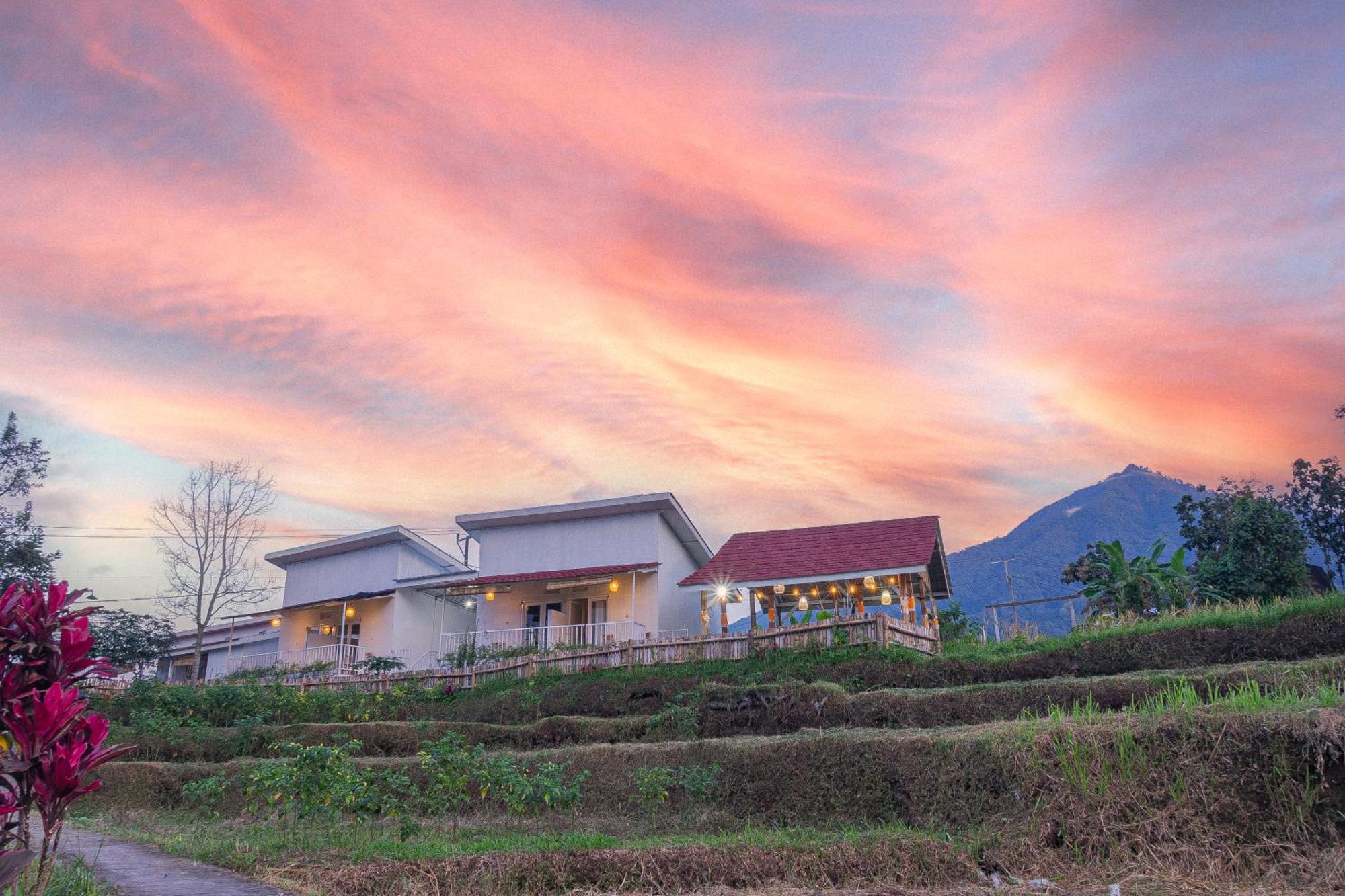 Santya Loka Lodge & Twin Waterfall ジャティルウィ エクステリア 写真