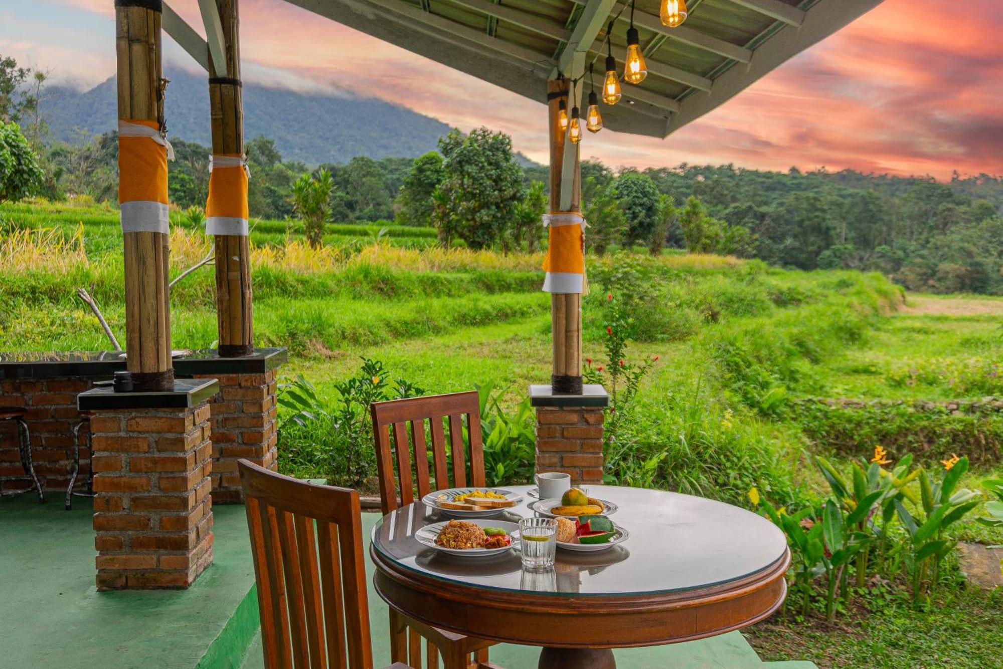 Santya Loka Lodge & Twin Waterfall ジャティルウィ エクステリア 写真