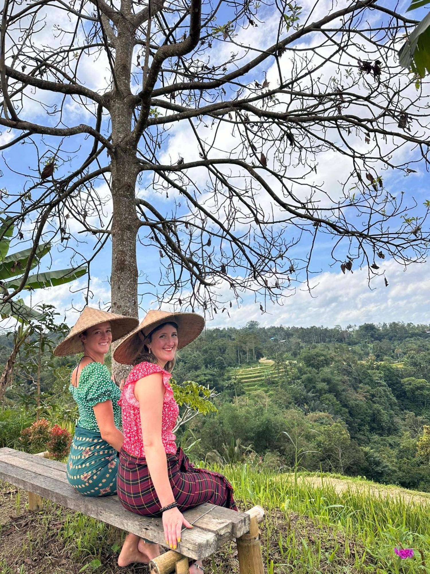 Santya Loka Lodge & Twin Waterfall ジャティルウィ エクステリア 写真